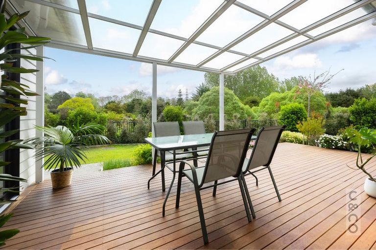 Photo of property in 15 Vogwill Road, Kumeu, 0810