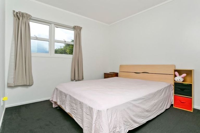 Photo of property in 2/33 Hyde Road, Rothesay Bay, Auckland, 0630