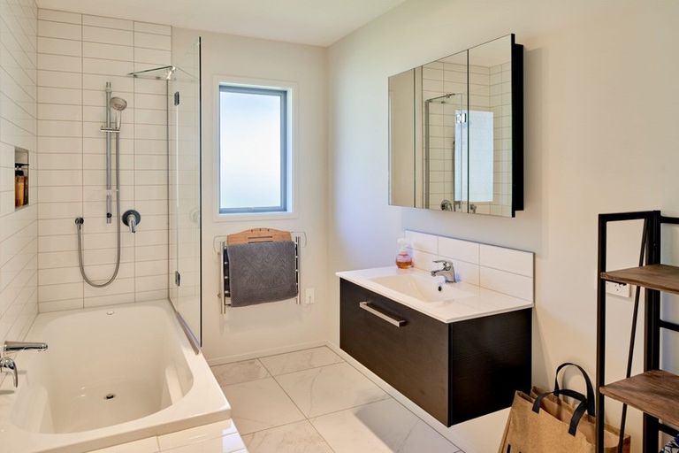 Photo of property in 32 Mooring Close, Whitby, Porirua, 5024