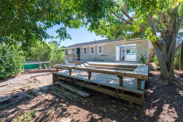 Photo of property in 121 Millbrook Road, Sunnyvale, Auckland, 0612