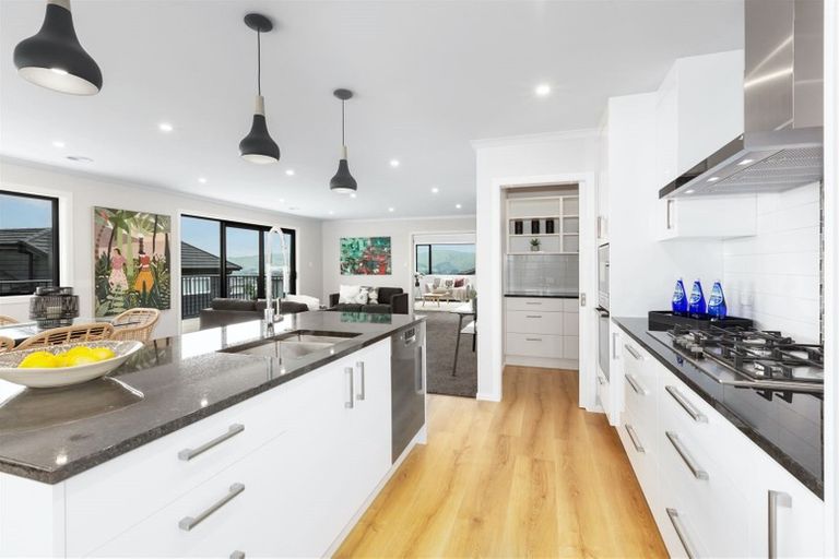 Photo of property in 8 Canary Way, Whitby, Porirua, 5024