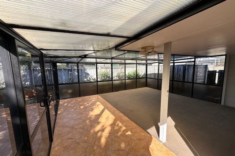 Photo of property in 1/4 Westpark Drive, West Harbour, Auckland, 0618