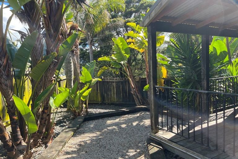 Photo of property in 14 Avonleigh Road, Green Bay, Auckland, 0604