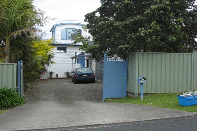Photo of property in 1406 Whangaparaoa Road, Army Bay, Whangaparaoa, 0930