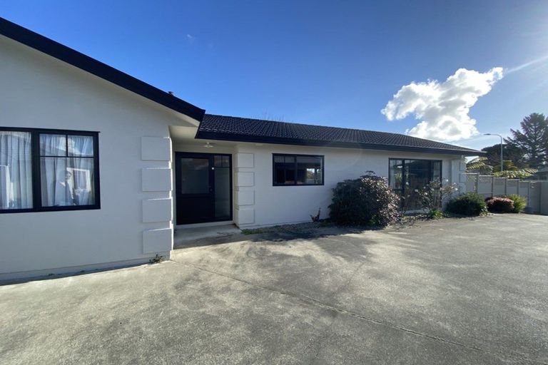 Photo of property in 8 Tiraumea Street, Palmerston North, 4410