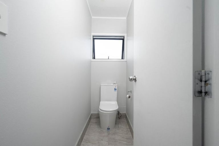 Photo of property in 2/15 Secretariat Place, Randwick Park, Auckland, 2105