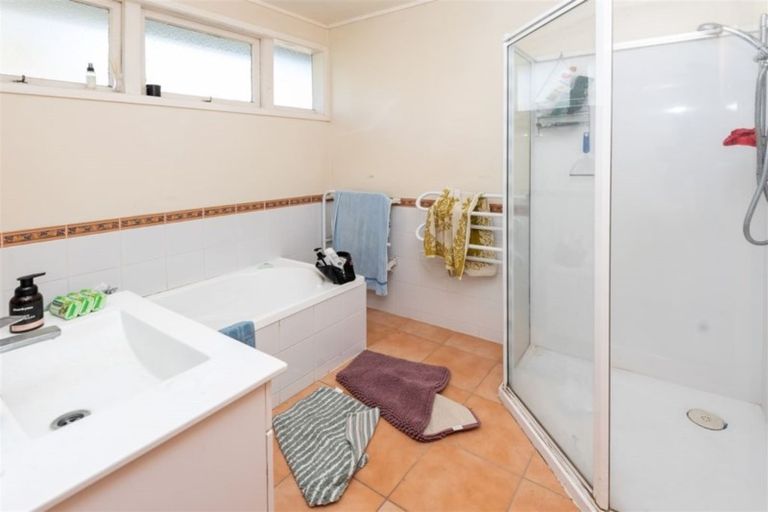 Photo of property in 35 Sunnyside Road, Sunnyvale, Auckland, 0612