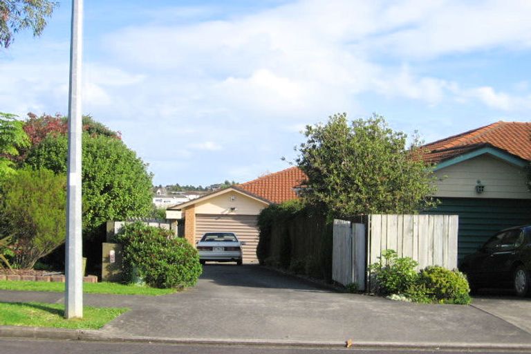 Photo of property in 2/2 Channing Crescent, Botany Downs, Auckland, 2010