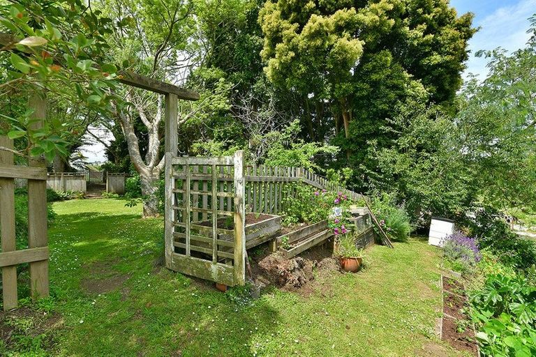 Photo of property in 27 Kowhai Street, Helensville, 0800