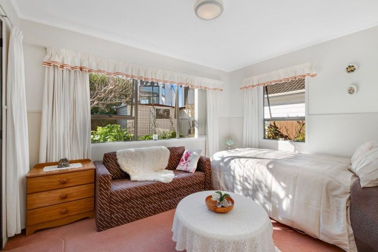 Photo of property in 5 Edgewater Grove, Orewa, 0931