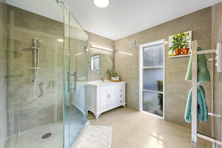 Photo of property in 1/5 Colmar Road, Mellons Bay, Auckland, 2014