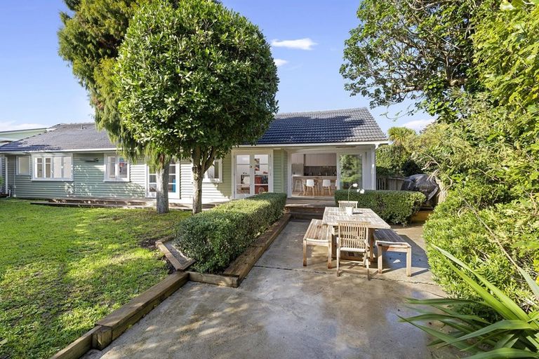 Photo of property in 14 Mayburn Road, Te Atatu Peninsula, Auckland, 0610