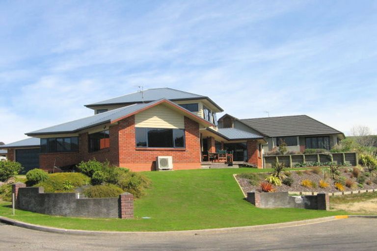 Photo of property in 10 Bullmore Place, Pukehangi, Rotorua, 3015