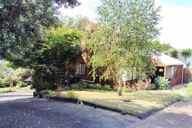 Photo of property in 1/11 Cambric Place, Botany Downs, Auckland, 2010