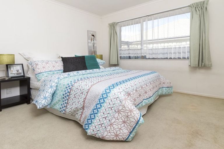 Photo of property in 26 Palmcrest Grove, Highland Park, Auckland, 2010