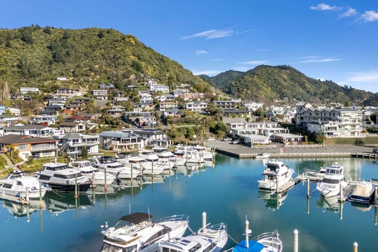 Photo of property in 39 Waikawa Road, Picton, 7220