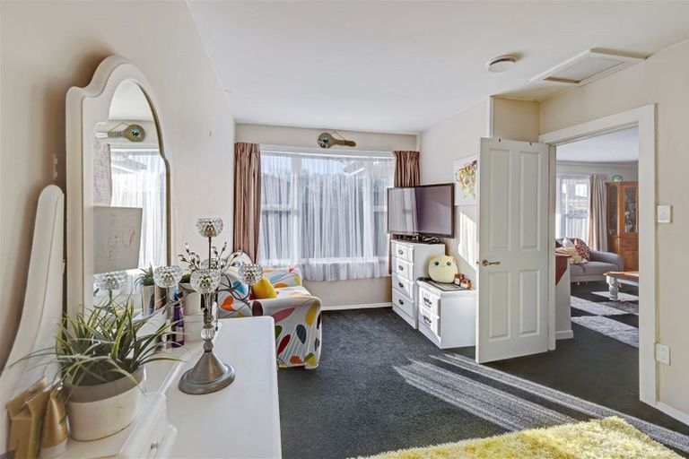 Photo of property in 2/7 Curletts Road, Sockburn, Christchurch, 8042