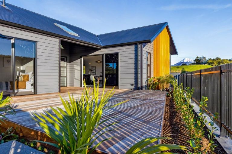 Photo of property in 54 Fernbrook Drive, Hurworth, New Plymouth, 4310