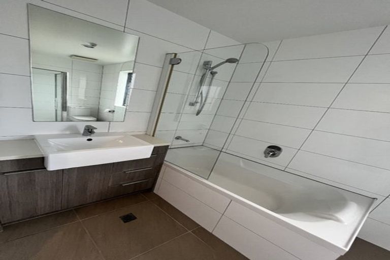 Photo of property in Apollo Apartments, 1/46g Rosedale Road, Rosedale, Auckland, 0632