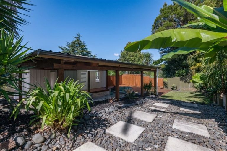 Photo of property in 166 Edmonton Road, Te Atatu South, Auckland, 0610