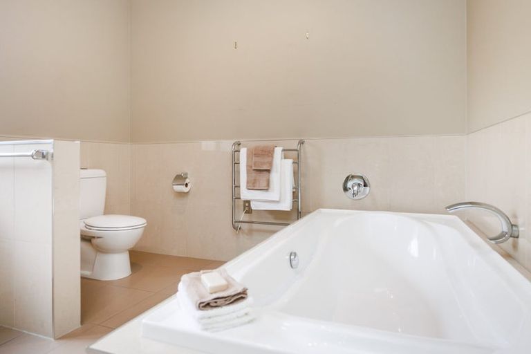 Photo of property in 7 Titirangi Drive, Fitzherbert, Palmerston North, 4471