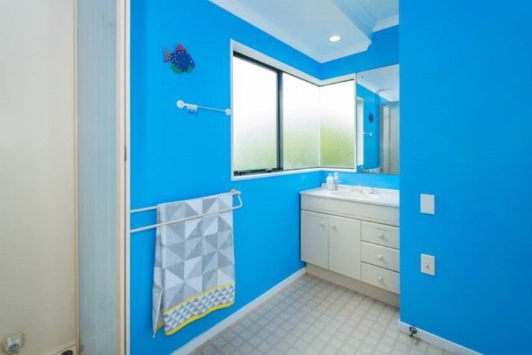 Photo of property in 1/9 Stoneleigh Court, Sunnynook, Auckland, 0632