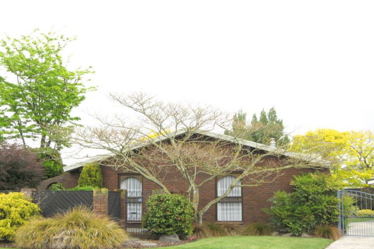 Photo of property in 32 Clivedon Place, Redwood, Christchurch, 8051