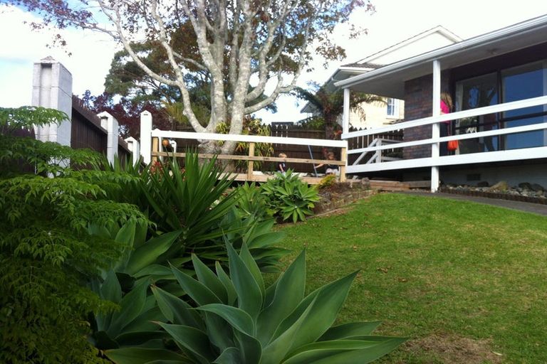 Photo of property in 2/138 Sunset Road, Unsworth Heights, Auckland, 0632