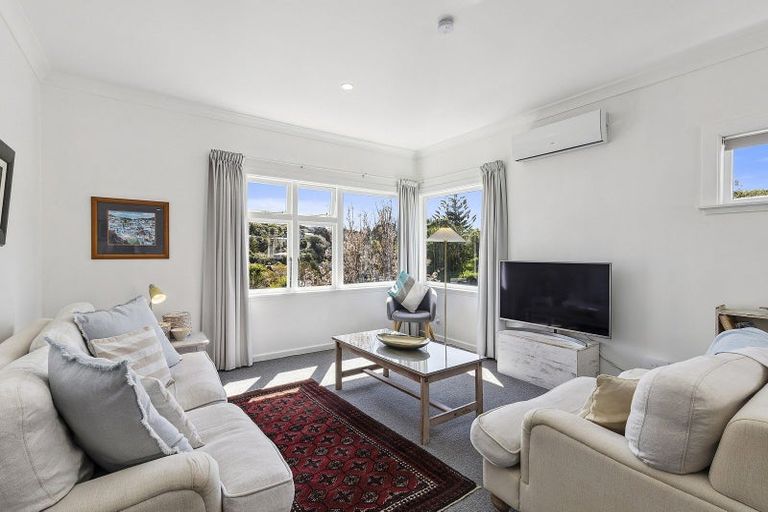 Photo of property in 15 Glanmire Road, Newlands, Wellington, 6037