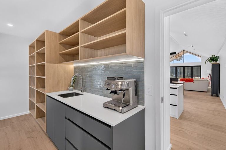 Photo of property in 8 Annie Aranui Drive, Poraiti, 4182