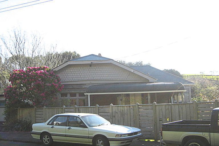 Photo of property in 44 Carrington Street, Lower Vogeltown, New Plymouth, 4310