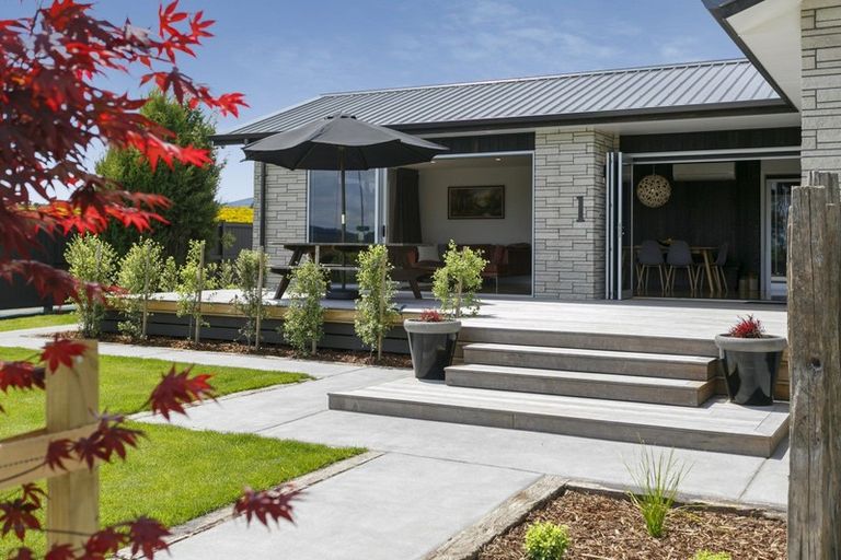 Photo of property in 1 Mahuta Road, Waitahanui, Taupo, 3378