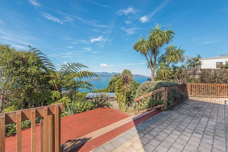 Photo of property in 44 Dress Circle, Newlands, Wellington, 6037