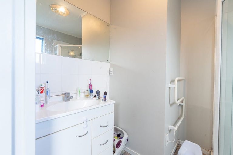 Photo of property in 35 Dalfield Place, Highbury, Palmerston North, 4412