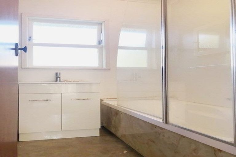 Photo of property in 1/99 Archers Road, Hillcrest, Auckland, 0629