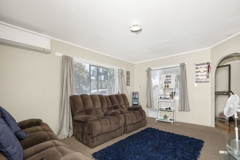 Photo of property in 1/15 Barneys Farm Road, Clendon Park, Auckland, 2103