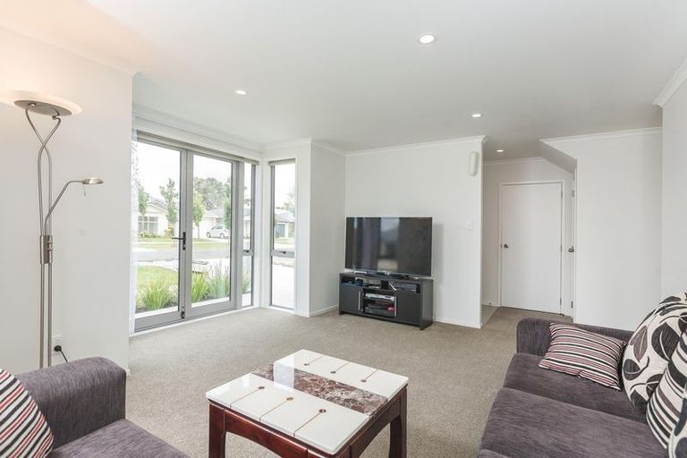 Photo of property in 97 Popokatea Drive, Takanini, 2112