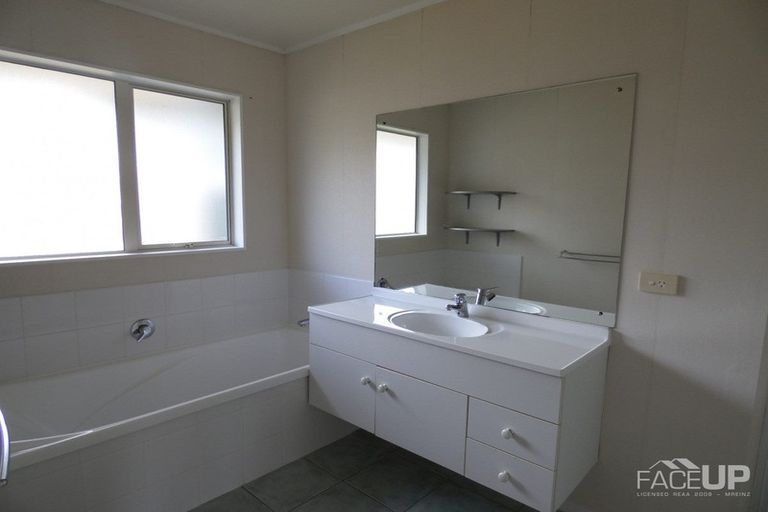 Photo of property in 72 Kingdale Road, Henderson, Auckland, 0610
