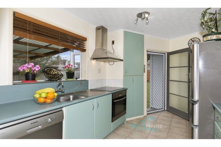 Photo of property in 22 Manapouri Place, Pakuranga Heights, Auckland, 2010