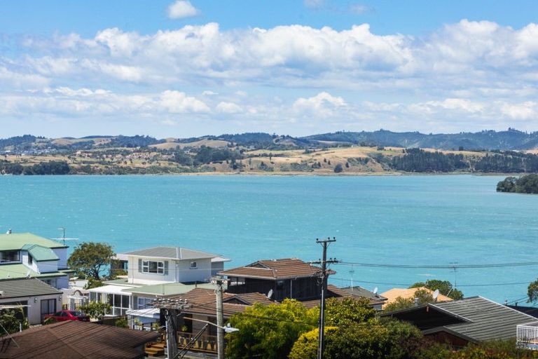 Photo of property in 2/7 Pounamu Place, Shelly Park, Auckland, 2014