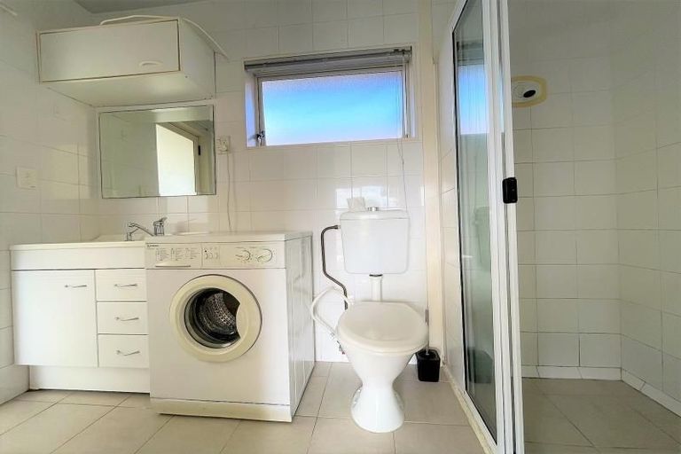 Photo of property in 1/3 Caribbean Drive, Unsworth Heights, Auckland, 0632