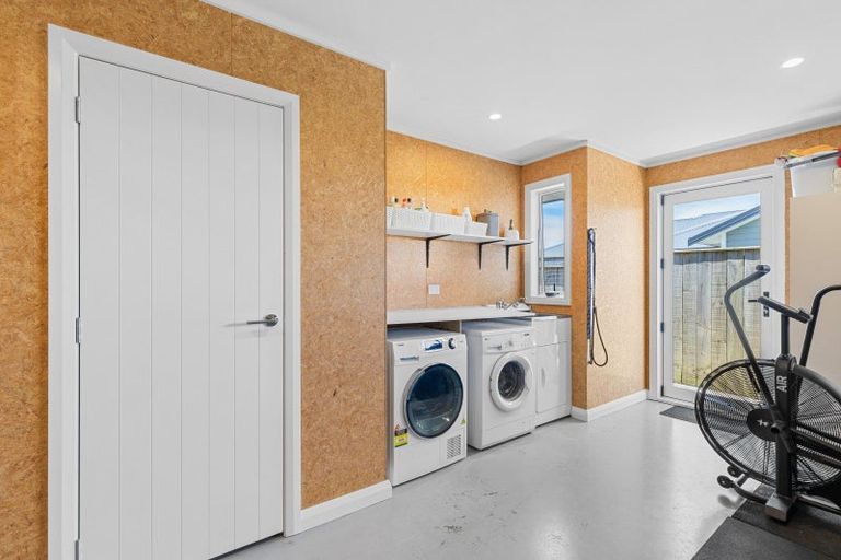 Photo of property in 6 Atlantic Drive, Fitzherbert, Palmerston North, 4410