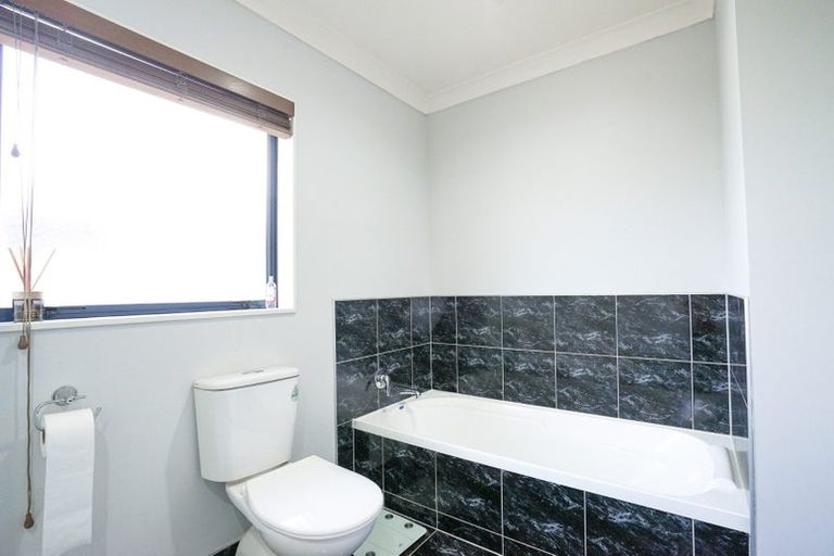 Photo of property in 21 Greig Place, Pukekohe, 2120