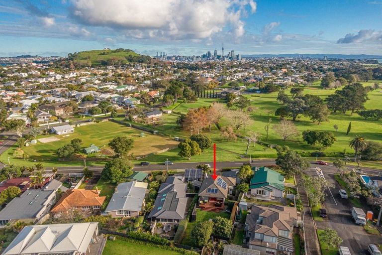 Photo of property in 18 Wairoa Road, Narrow Neck, Auckland, 0624