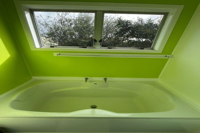 Photo of property in 5 Lex Avenue, Green Bay, Auckland, 0604