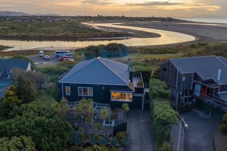 Photo of property in 6 Waiheke Street, Waikanae Beach, Waikanae, 5036