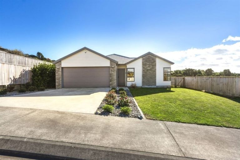 Photo of property in 2 Gennaker Lane, Whitby, Porirua, 5024