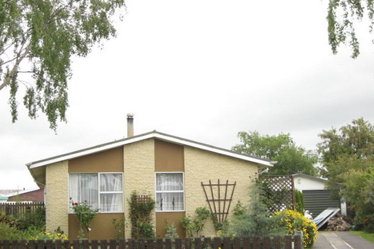 Photo of property in 28 Clivedon Place, Redwood, Christchurch, 8051