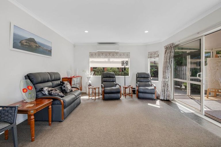 Photo of property in 18 Chesterfield Way, Orewa, 0931