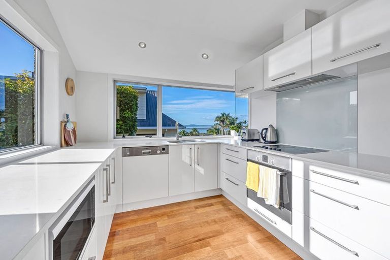 Photo of property in 2 Oakpark Place, West Harbour, Auckland, 0618